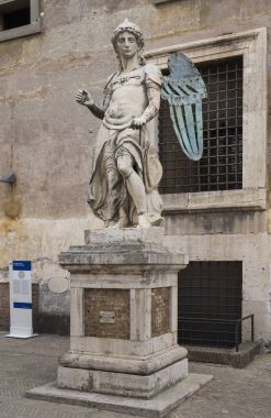 Michael Archangel kutsal kale bahçesinde eski heykeli bir