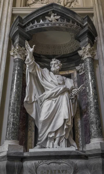 Escultura do Apóstolo San Pietro (São Pedro) na Basílica — Fotografia de Stock