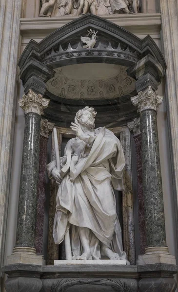 Estatua de mármol discípulo de Jesús el Apóstol de Santiago el Les —  Fotos de Stock