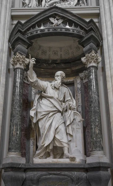 La statue de Saint Thomas par Le Gros dans l'Archibasilique Saint Jean — Photo