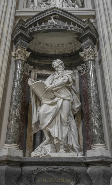 La estatua de San Mateo de Rusconi en la Archbasilica San Juan —  Fotos de Stock