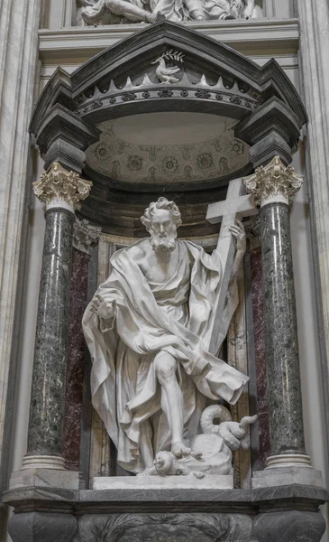 En staty av St. Philip av Mazzuoli i den Archbasilica St.John — Stockfoto