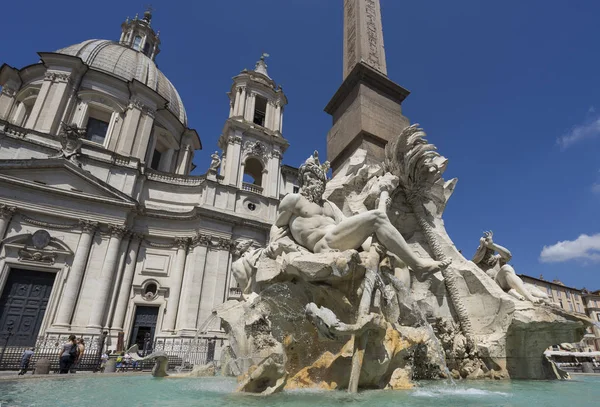 Famous Piazza Navona Square Fountain of the Four Rivers with an — Stock Photo, Image