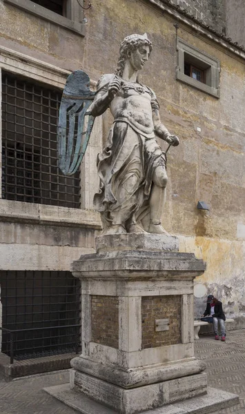 Antigua estatua de Miguel Arcángel en el patio del Castillo de San Ange —  Fotos de Stock