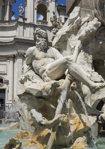Άγαλμα του Ποσειδώνα από το διάσημο σιντριβάνι των τεσσάρων ποταμών σε squ — Φωτογραφία Αρχείου