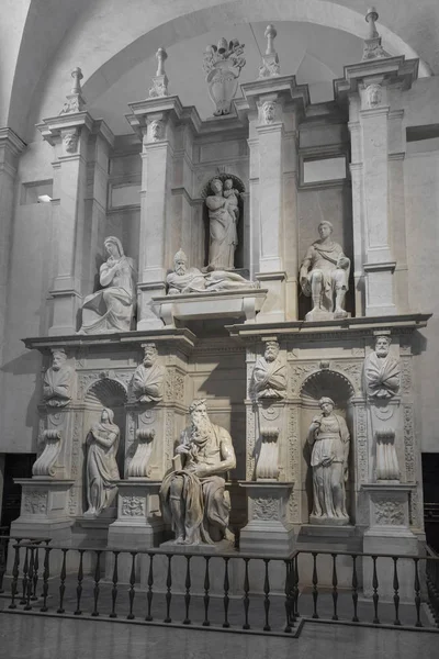 由米开朗基罗在圣彼得的摩西雕像雕刻我 — 图库照片