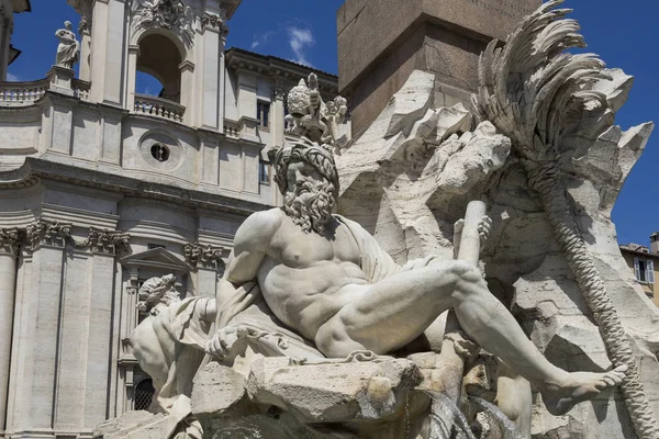 Staty av Neptune från berömda fontän av fyra floder med en — Stockfoto