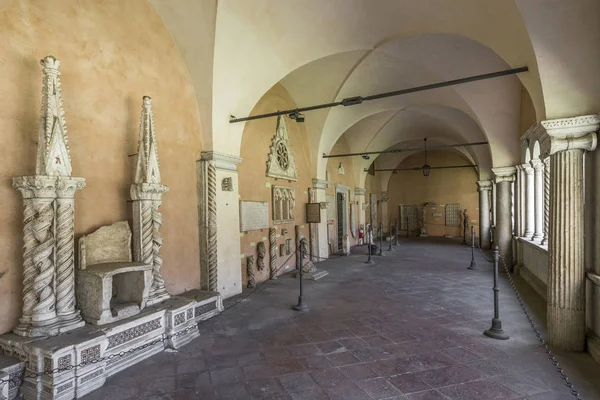 Cloître du Latran dans la basilique de San Giovanni in Laterano (St. J — Photo