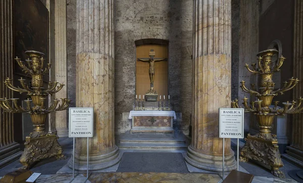 Pantheon in Rome, Italy. Pantheon was built as a temple to all t — Stock Photo, Image