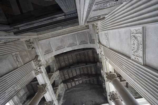 Panthéon à Rome. Fermer la vue à travers le plafond et les colonnes. Panthéon — Photo