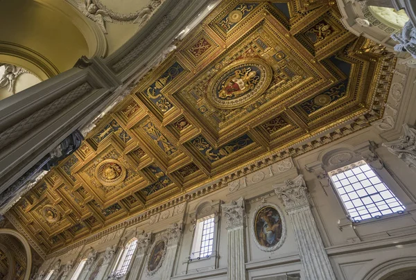 Die decke mit goldenen details in basilica di san giovanni in lat — Stockfoto