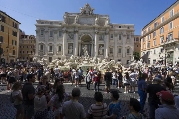 Trevi-fontänen (Fontana di Trevi) i Rom, Italien. Trevi är de flesta — Stockfoto