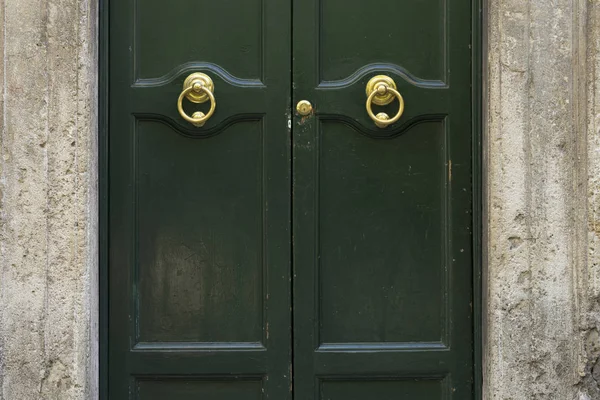 Vecchia maniglia in metallo su una porta di legno verde. Opera d'arte. Roma, It — Foto Stock