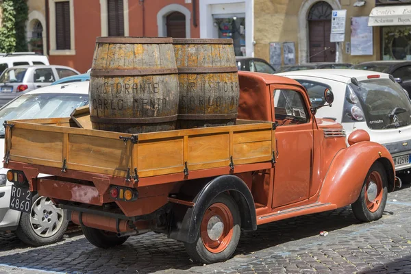 Calle de Roma, Italia. Camión de reparto de estilo antiguo —  Fotos de Stock
