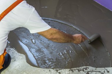 Ev yapım aşamasında. İşçinin şap zekâ tesviye kendini koyar