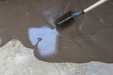 Kendine özel bir rulo ile sıva tesviye yayılıyor. İç 