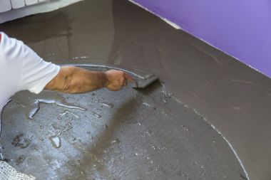 İşçinin çimento zemin içinde ev şap tesviye kendini koyar