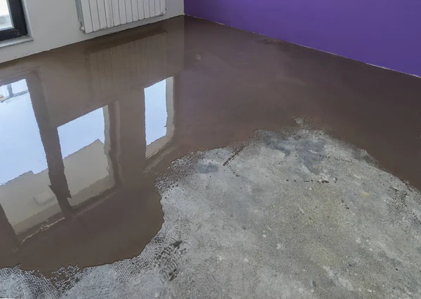 Tillämpning av själv utjämning avdragare cement golvet. Lägenhet — Stockfoto
