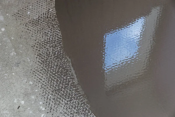 Applicazione di massetto autolivellante sul pavimento di cemento — Foto Stock