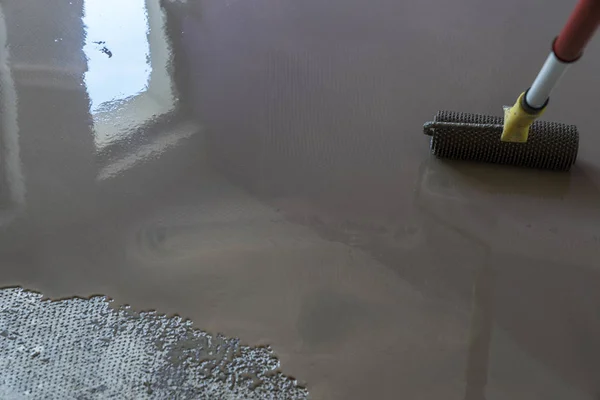 바닥 수평 석고 셀프 커버입니다. 거울 매끄러운 표면 — 스톡 사진