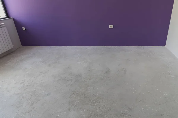 Interior inacabado de apartamento en construcción con c gris — Foto de Stock