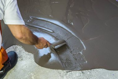 İşçinin şap çimento zemin tesviye kendini koyar