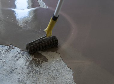 İçişleri ev yapım aşamasında. Silindir uygulama. Ayna