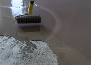 İçişleri ev yapım aşamasında. Silindir uygulama. Kat 