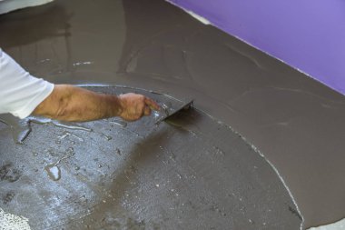 İşçinin şap beton zemin aracıyla tesviye kendini koyar. 