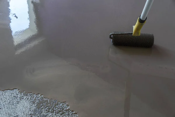 Interior of house under construction. Mirror smooth surface of t — Stock Photo, Image