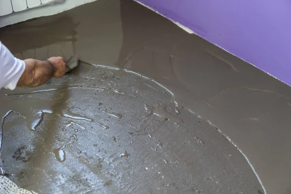 Erkek şap beton zemin mala ile tesviye kendini koyar. H