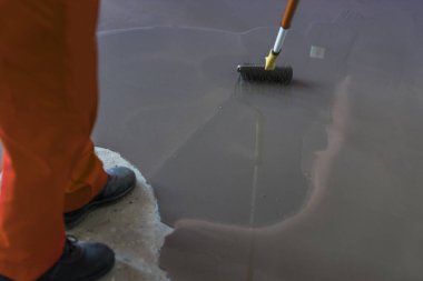 Öz ile sıva tesviye branda. Silindir uygulama tarafından