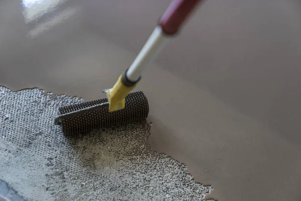 Vloerbekleding met zelf cement mortel herverdeling. Spiegel glad s — Stockfoto