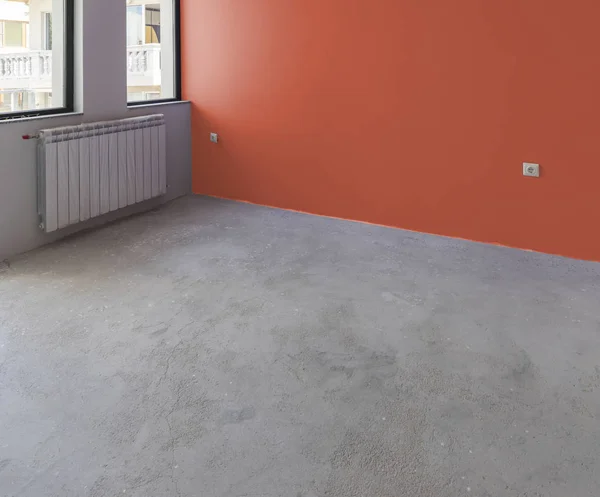 Unfinished interior of apartment  under construction with gray c — Stock Photo, Image