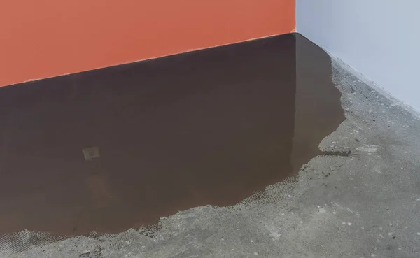 Specchio superficie liscia del pavimento. Pavimento con auto lev — Foto Stock