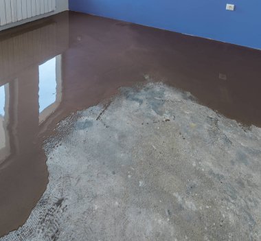 Daire yapım aşamasında. Uygulama kendini dağ eteğindeki taş yığını tesviye