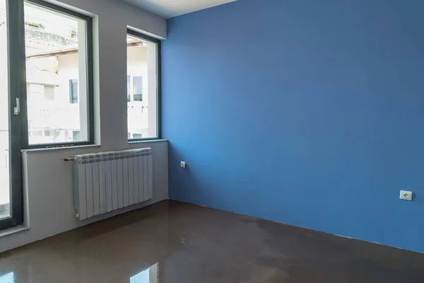 Interior del apartamento en construcción. Espejo superficie lisa — Foto de Stock