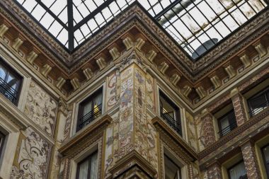 Galleria Sciarra ornately boyalı ve dekore edilmiş cephe. 