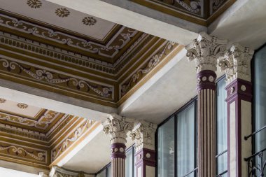 Galleria Sciarra ornately boyalı ve dekore edilmiş cephe. 