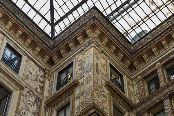 Façades décorées et peintes ornementalement de la Galleria Sciarra . — Photo