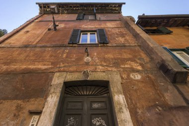 Eski renkli cephe duvarları ve pencereleri, grunge mimari arka