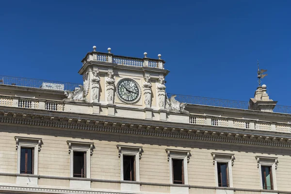 Starožitné hodiny na fasádě staré klasické budově v Římě, Ital — Stock fotografie