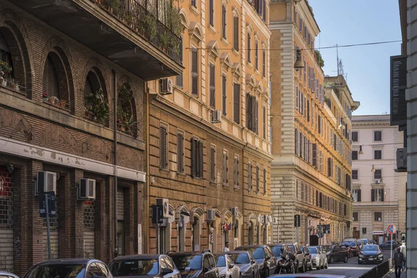 Belas fachadas de edifícios em uma rua romana — Fotografia de Stock