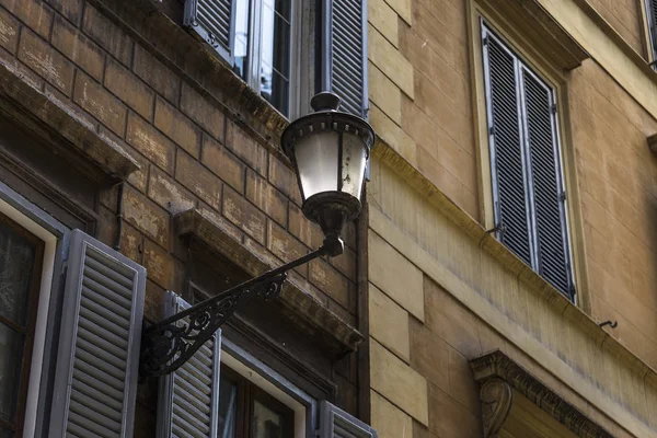 Красивая улица фонарь из кованого железа и стеклянный абажур о — стоковое фото