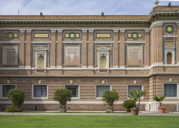 Vue depuis un lieu touristique mondialement connu Musée du Vatican. Christian — Photo