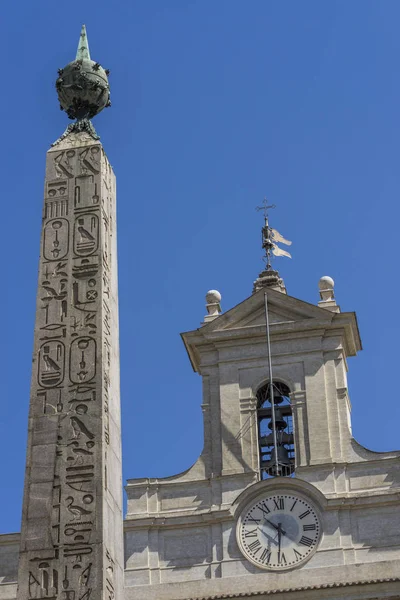 Montecitorio의 거 대 한 화강암 방첩 탑 서 로마에 주어졌다 — 스톡 사진