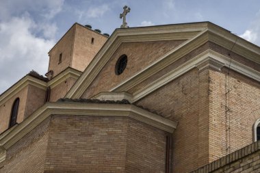 Güzel eski Katolik Kilisesi Roma kırmızı tuğla duvarlı