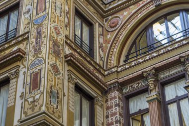 Palazzo Sciarra ornately boyalı ve süslü avlusu 