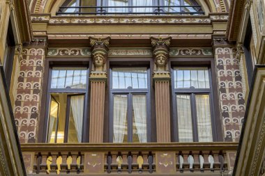 Galleria Sciarra ornately boyalı ve dekore edilmiş cephe, 