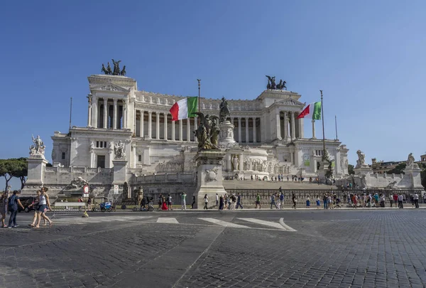 Turister vid monumentet till victor emmanuel ii. Piazza venezia, — Stockfoto